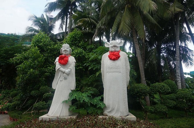 在三亚的沙滩上晒太阳,三亚海边晒太阳