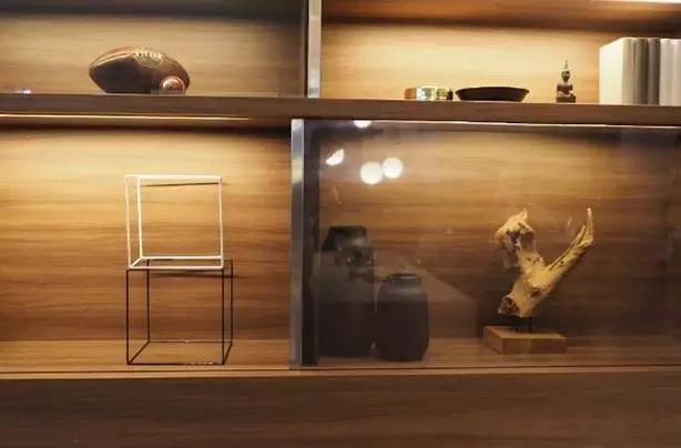 最近很火的透明电视机,特别劲爆的电视剧