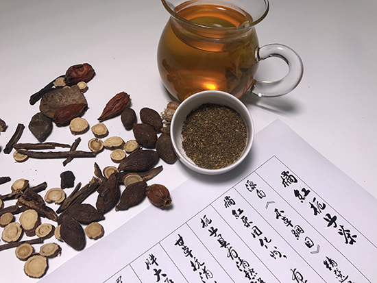 总感觉喉咙里面有东西抠不出来,嗓子有异物感还咳出石头