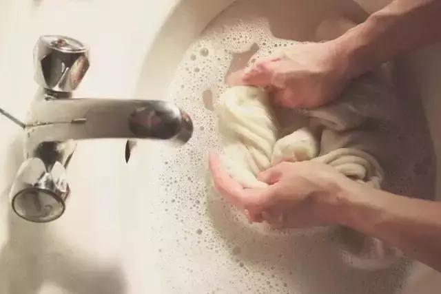 下雨时怎么让鞋子不湿,雨天走路鞋子前面会湿怎么解决
