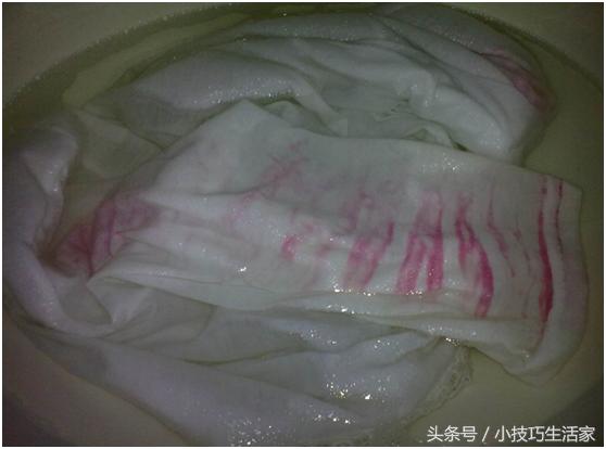 石榴汁滴在衣服上干了怎么洗,浅色衣服染上石榴汁怎么去除