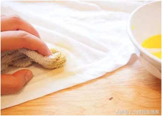 石榴汁滴在衣服上干了怎么洗,浅色衣服染上石榴汁怎么去除