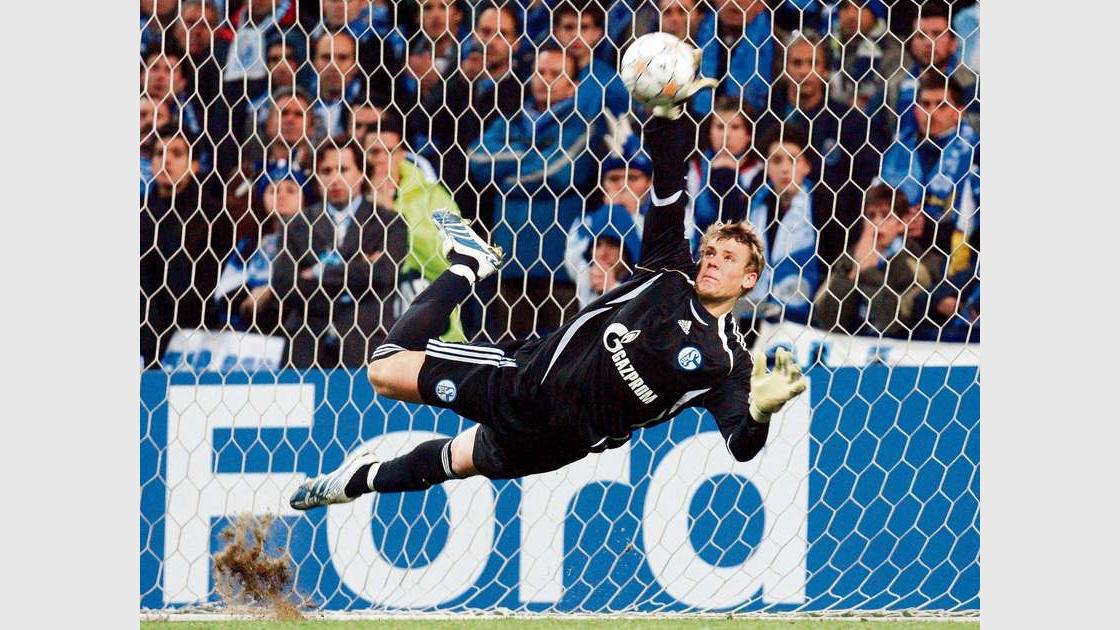 诺伊尔说出九年秘密：脚上一直带金属片比赛，对手术很乐观