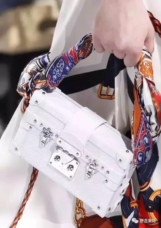 想让包包少进几次维修店？看看丝巾护包小妙招！