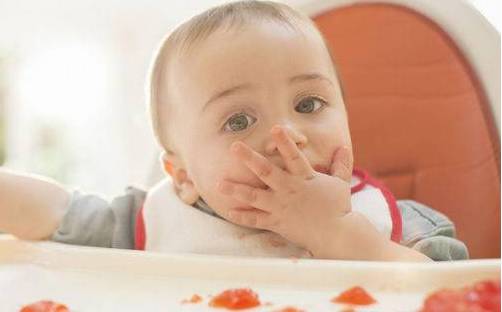 10个月宝宝辅食含在嘴里不吞咽,宝宝吃饭不吞咽什么原因