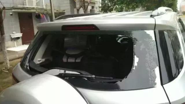 钥匙掉在车里怎么打开车门,车钥匙落车里砸哪个玻璃实惠