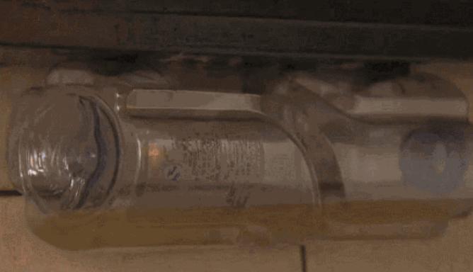 油烟机上的塑料油渍怎么去除,油烟机旁边有个塑料瓶怎么清洗