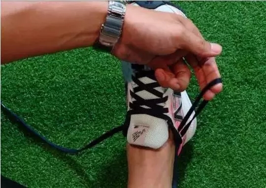 运动鞋最上边的孔用不用系,运动鞋最后的两个孔有必要用吗