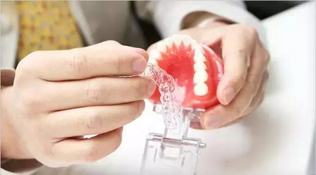 隐形牙套和钢牙套各有什么优缺点,儿童整牙是隐形牙套好还是钢牙好