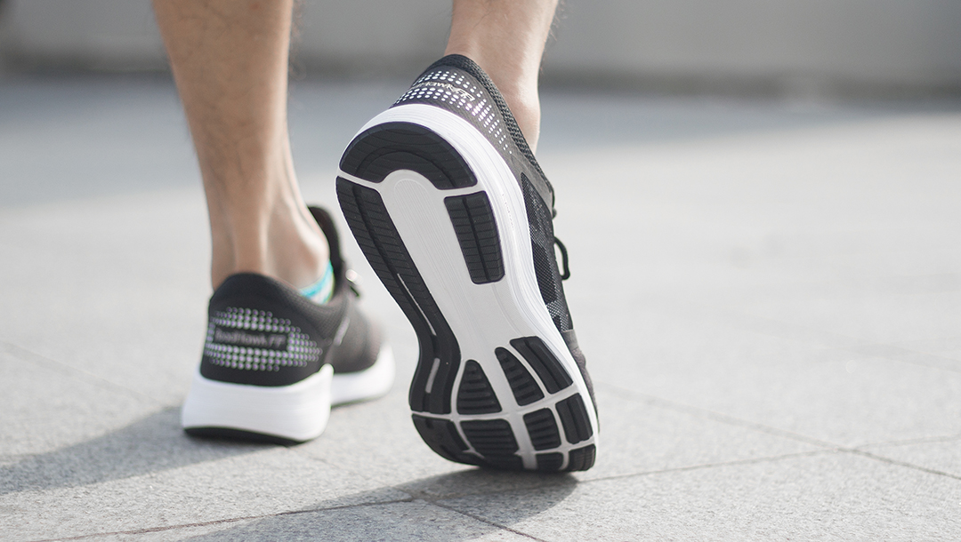 没有Gel缓震胶还是ASICS跑鞋吗？RoadHawkFF跑鞋才是ASICS的未来