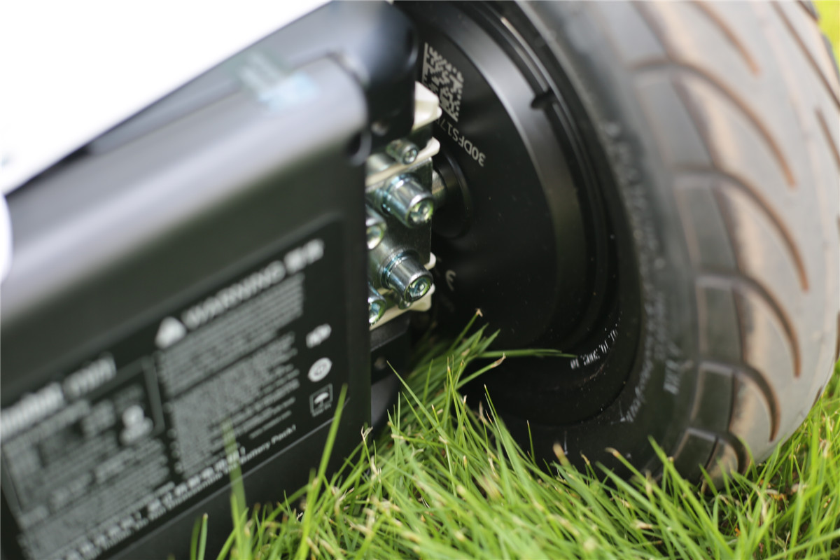 享受炫酷智能骑行，永远不向青春说再见小米九号智能平衡车评测