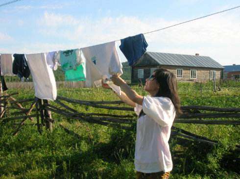 晾衣服被邻居弄脏,把别家小孩衣服烧了个洞怎么办