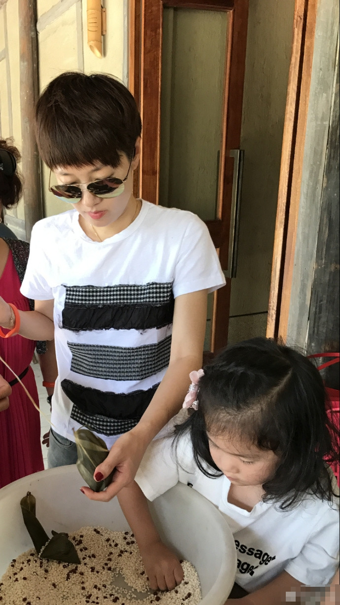 马伊琍爱穿抹胸裙,马伊琍穿吊带衫被网友嘲笑