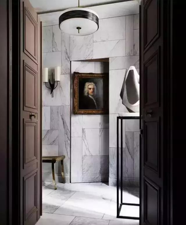 卫生间门正对餐厅和阳台,餐厅正对卫生间