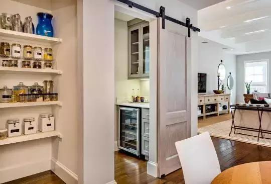 卫生间门正对餐厅和阳台,餐厅正对卫生间