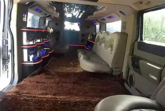 土豪花300万买加长悍马，二手被人50万买走跑婚庆，半年回本！