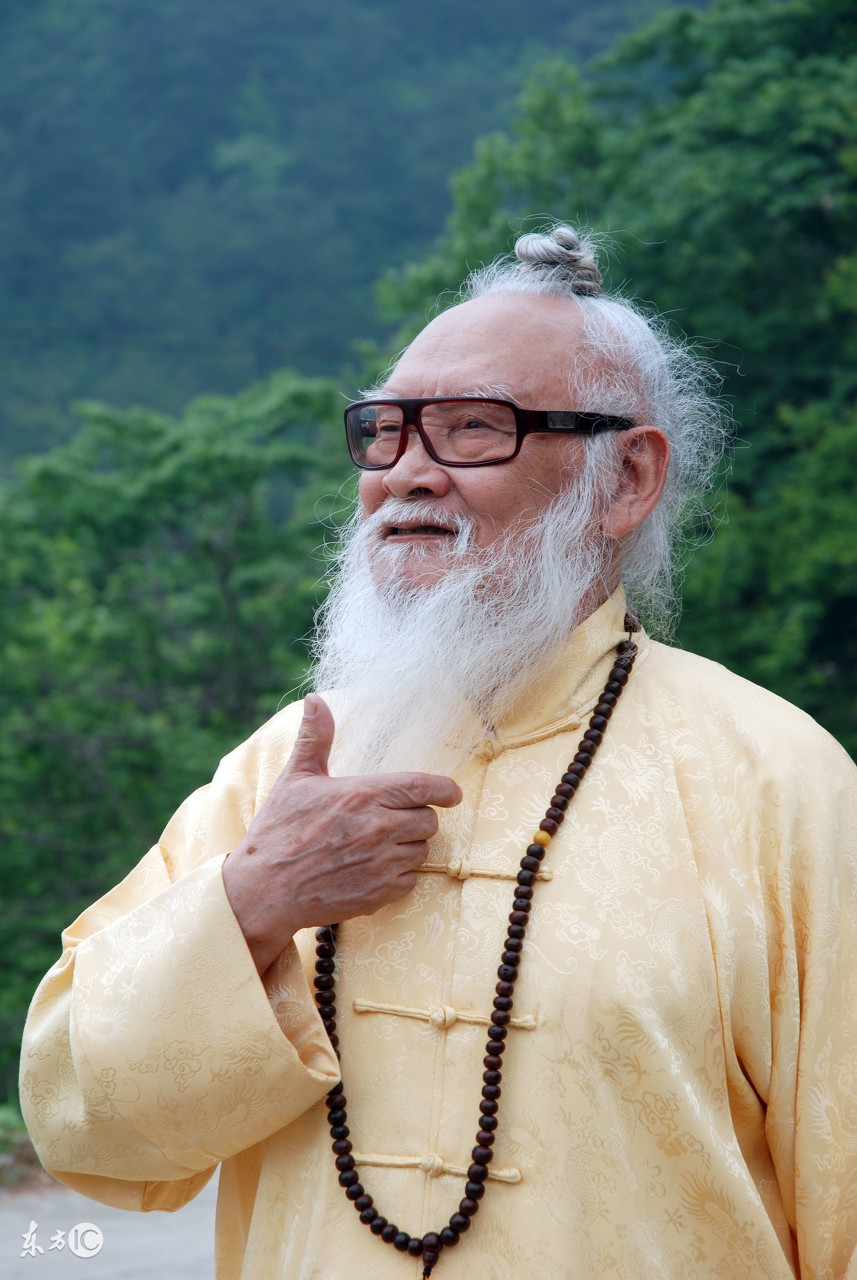 老道一见男子就双眼放光，主动为他算一卦，又赠送一锭金子给他