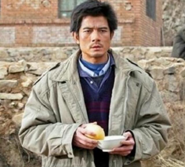 杨幂村姑造型看不出是本人，而一眼认不出的男星谁也比不过梁家辉