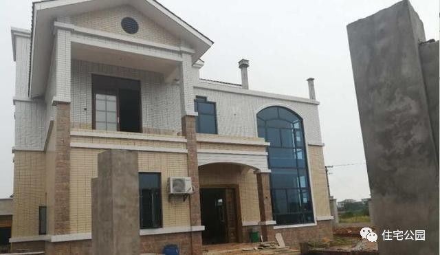 造价30万的3层现代别墅简直太值了,2022农村最火别墅30万内的造价