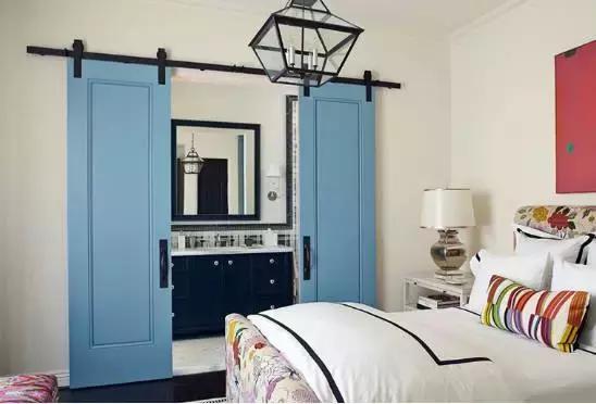 卫生间门正对餐厅和阳台,餐厅正对卫生间