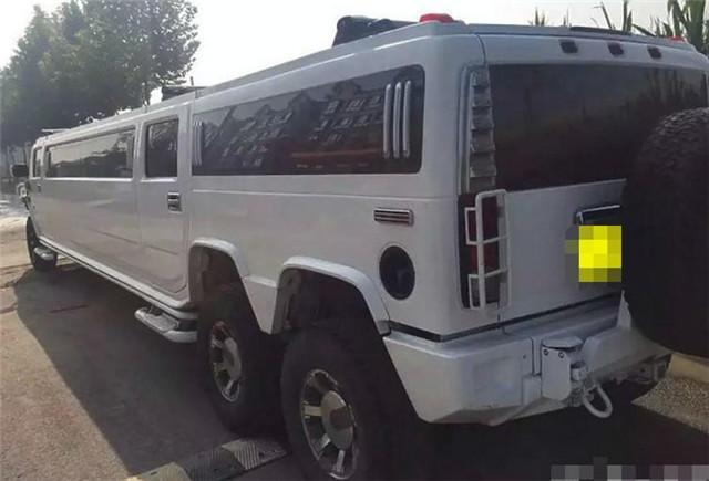 土豪花300万买加长悍马，二手被人50万买走跑婚庆，半年回本！