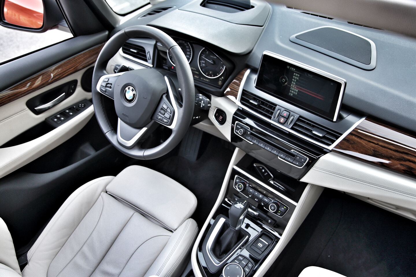 2015款宝马2系多功能旅行车,试驾宝马2系旅行车