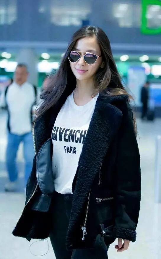 街拍国外夏天最尴尬搭配,2021明星街拍穿搭冬季