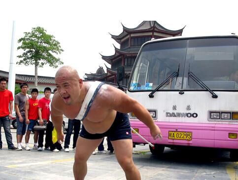 他是亚洲首席大力士，能推30吨卡车，却推不动太极拳70岁老头
