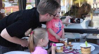 花200块钱买个手机壳有必要吗,手机壳和自拍杆一体的手机壳