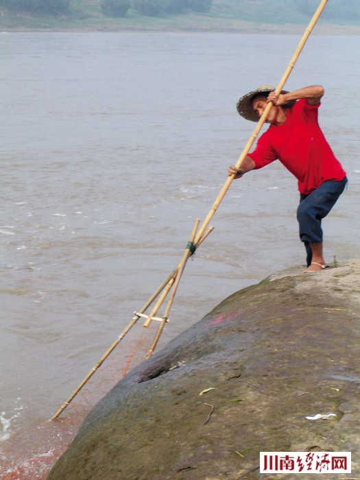 波翻浪涌,长江第一坝旅行