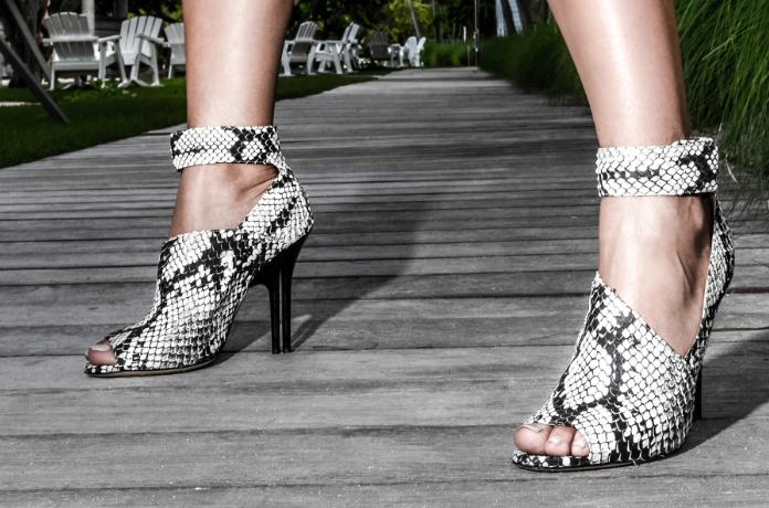 穿不同的高跟鞋累脚程度,穿高跟鞋脚痛用热水还是冷水泡脚