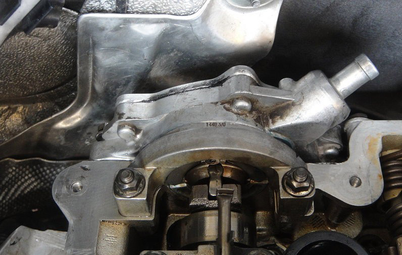 鲍斯真空泵排气口漏油,单级旋片真空泵漏油怎么解决