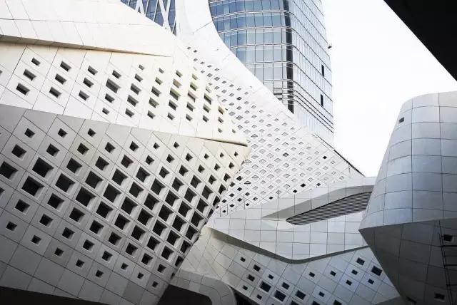 身处边缘，她以无与伦比的才华勤奋个性，勇敢地活出了自己