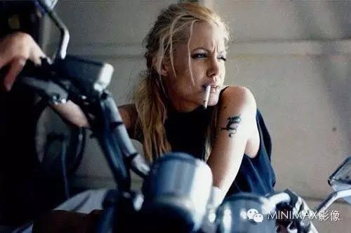 安吉丽娜朱莉同款纹身大连,纹身吸毒女反派