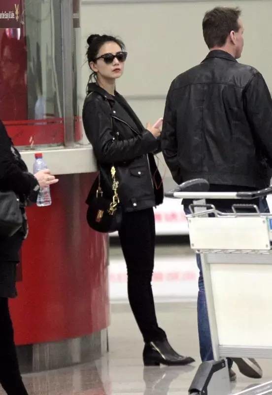 街拍国外夏天最尴尬搭配,2021明星街拍穿搭冬季