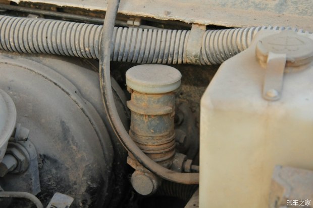 北汽军用勇士视频,国产伞兵突击车越野视频