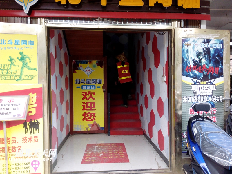 爱心商家为环卫工送去爱心鸡汤,环卫工爱心服务站