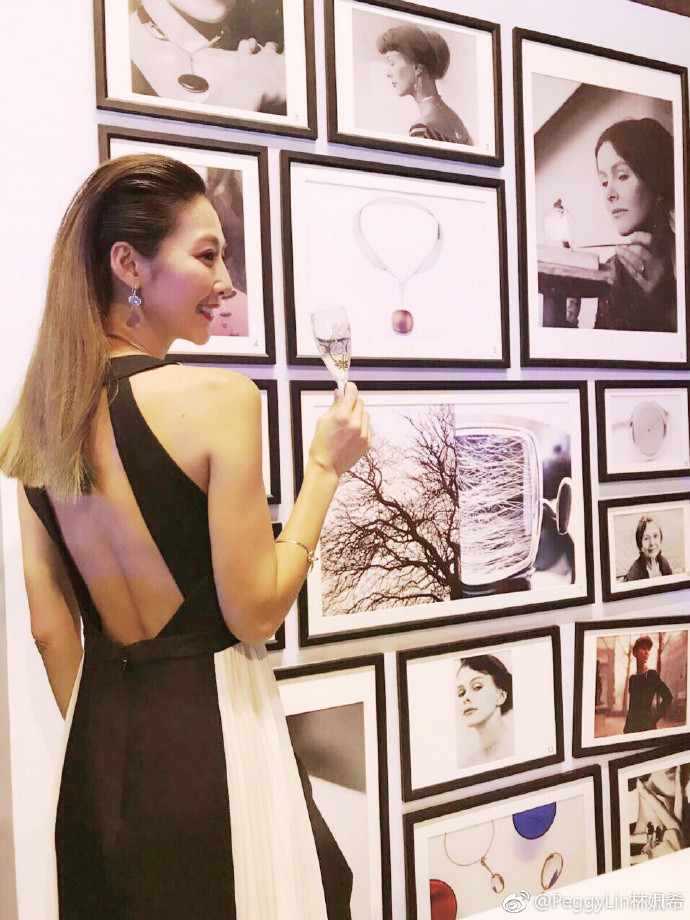 被公公批评衬衣领子太低，何润东太太顽皮应对，公公大喊