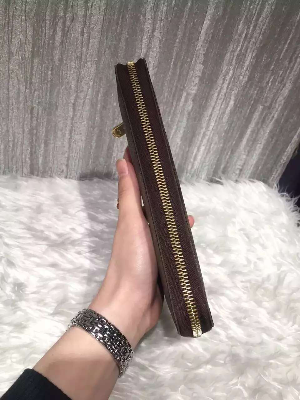 怎么看lv真假腰包,怎么看lv包的真假鉴别