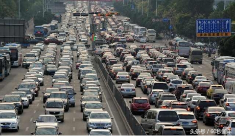 高速休息钥匙忘车里，拿铁钳钢丝开车门，帮忙的都是“堵车游客”