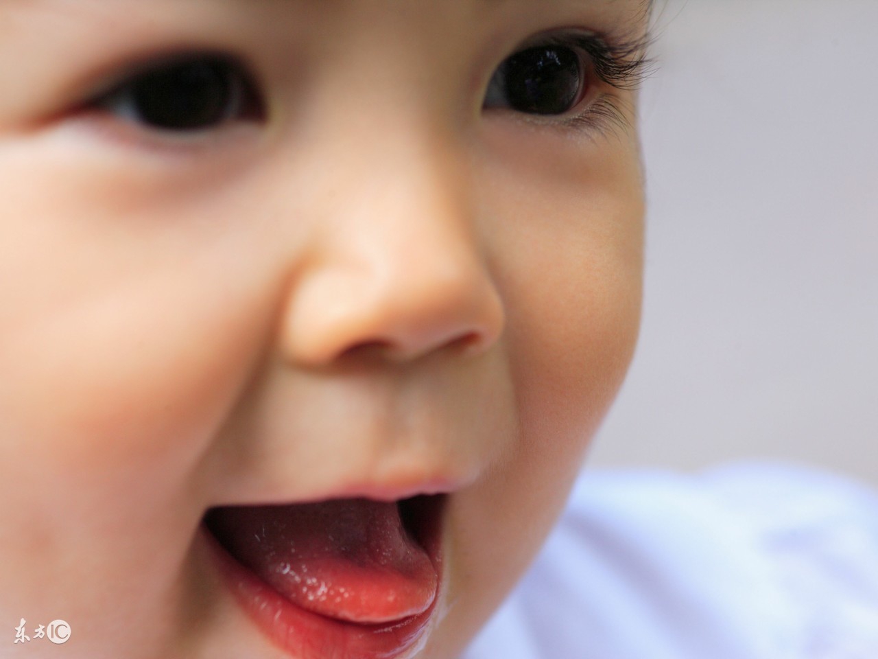 宝宝没长牙嘴巴有异味是什么原因,宝宝的嘴巴有碱性怪味