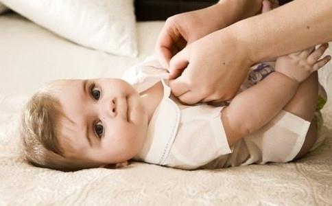刚出生女宝宝下身有红点,新生女宝有白色和白带一样的东西