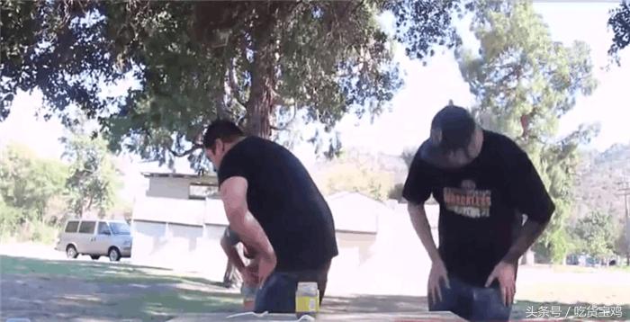 外国人说怎么评价臭豆腐,外国人吃中国的臭豆腐会怎么样