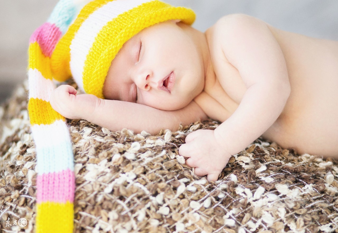 孩子闹觉哭闹不止妈妈情绪崩溃,宝宝闹觉哄不住怎么办