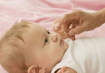 宝宝皮肤皲裂视频,孩子小腿皮肤像皲裂是怎么回事