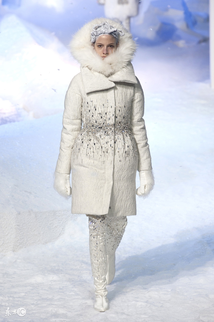 白色羽绒服整体变黄了怎么办,白色羽绒服衣服变黄了怎么洗白