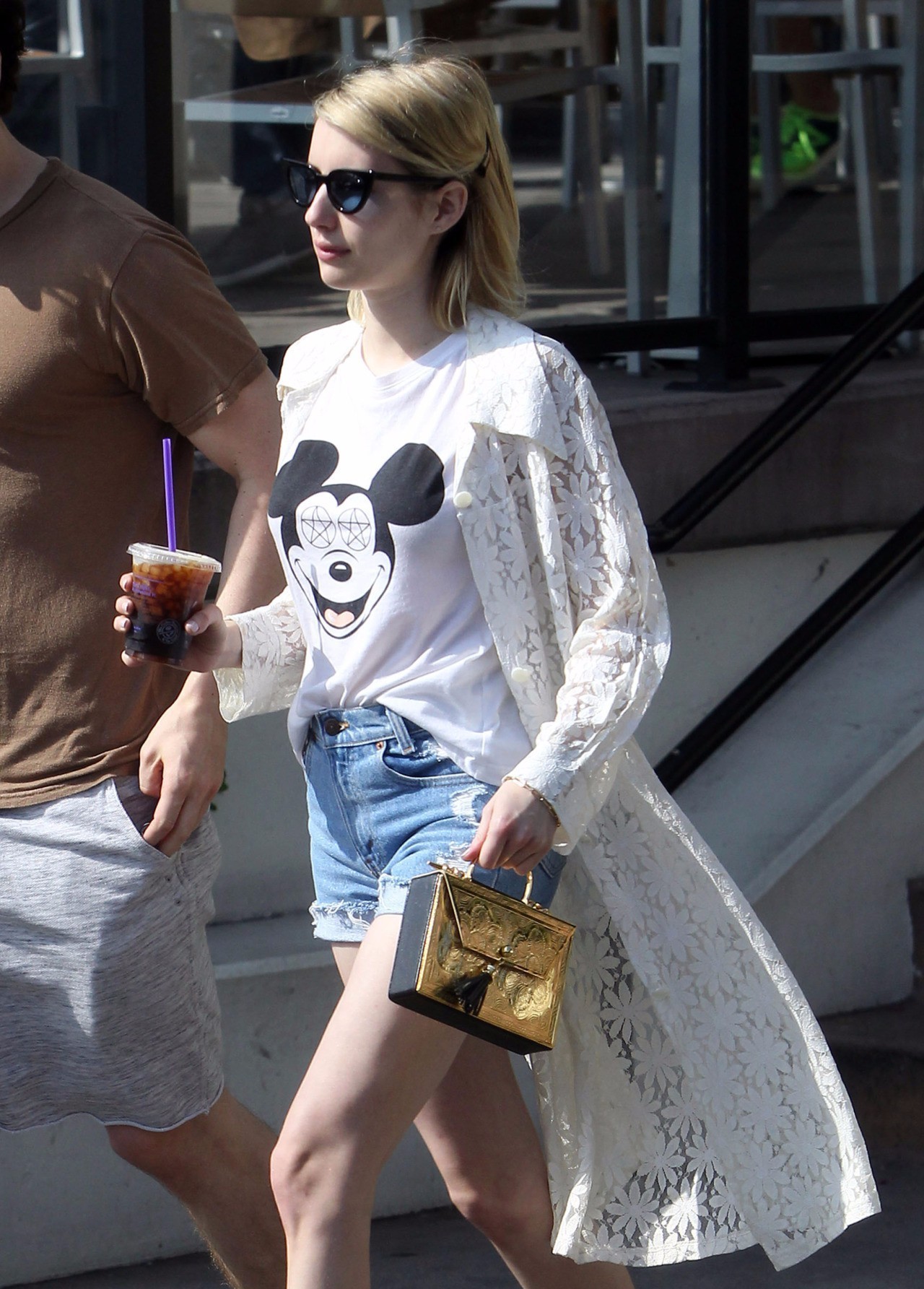 街拍国外夏天最尴尬搭配,2021明星街拍穿搭冬季