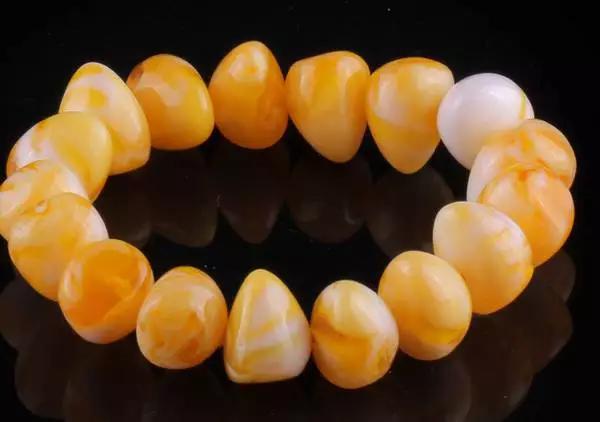 二代蜜蜡打紫光灯啥颜色,蜜蜡原石二代是什么意思