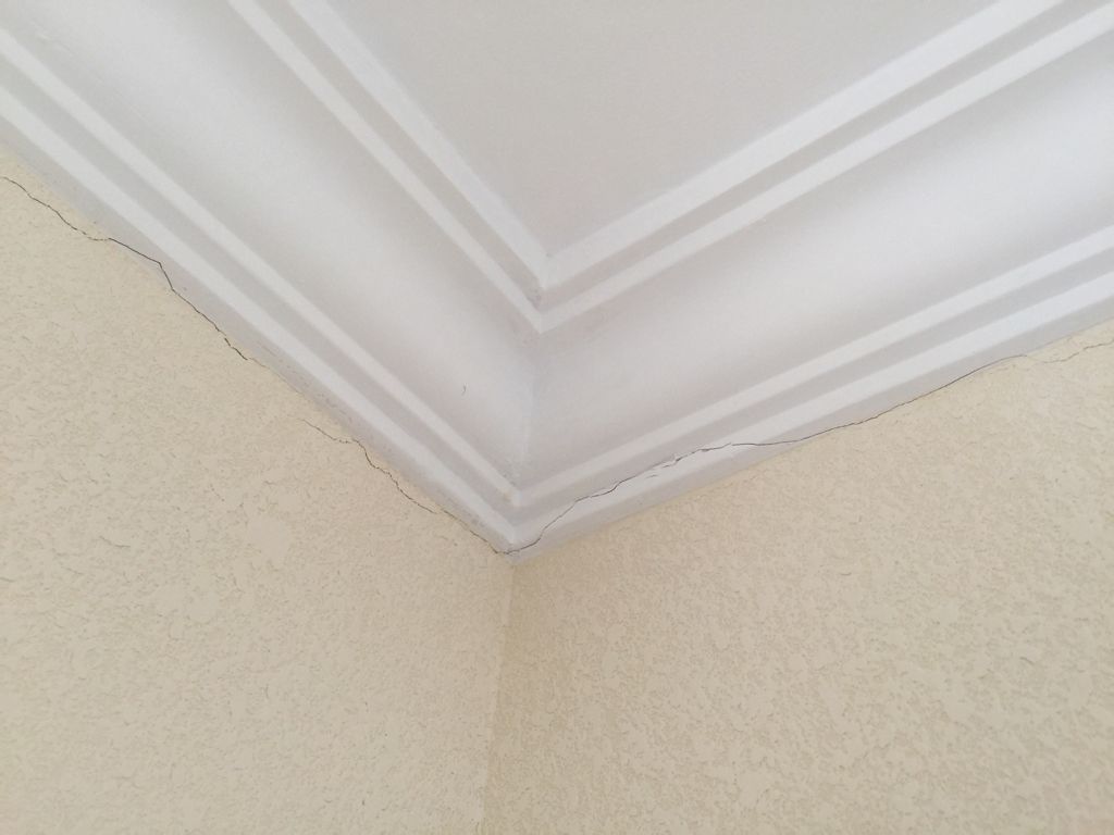 吊顶有裂缝怎么修复,吊顶有裂缝了怎么修补