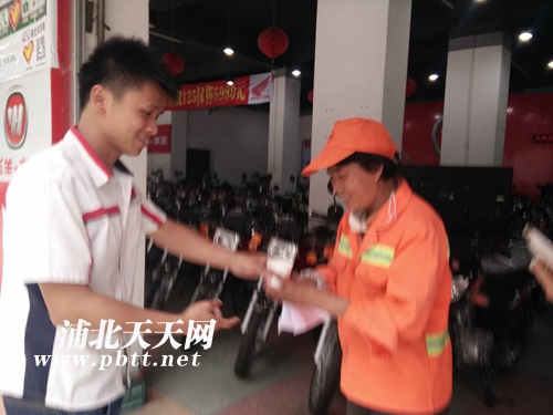 爱心商家为环卫工送去爱心鸡汤,环卫工爱心服务站